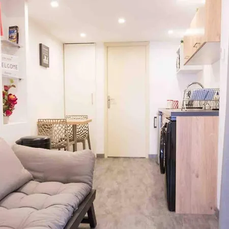 La Cour Du Faubourg 3 *