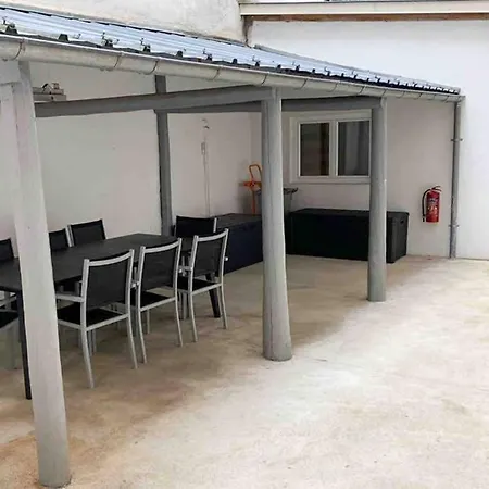 La Cour Du Faubourg 3 *