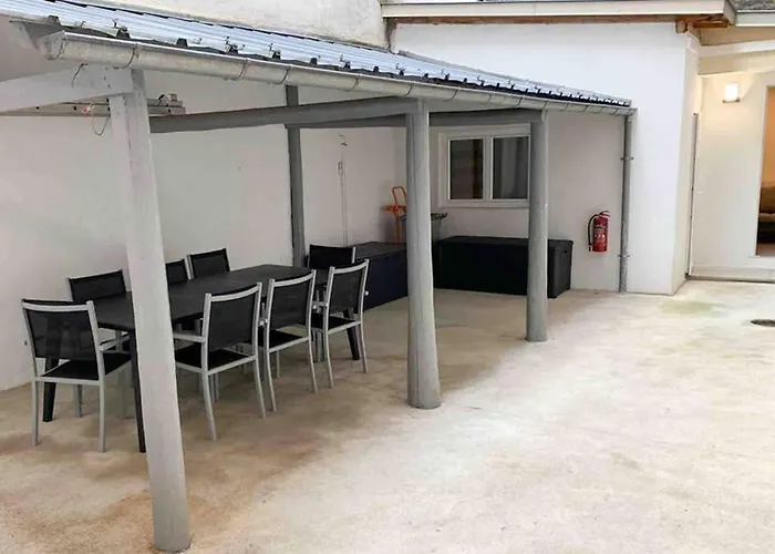 La Cour Du Faubourg 3 *